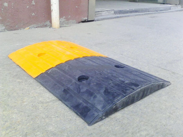 安装减速板 道路橡胶减速板